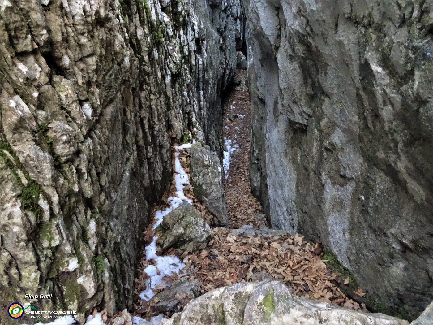 34 Nella strettoia del Buco della Carolina.JPG